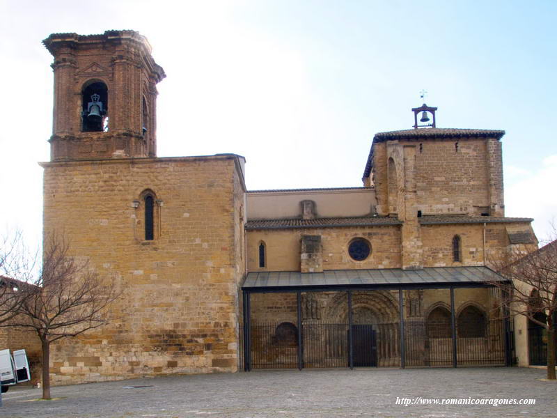 VISTA DEL TEMPLO DESDE EL NORTE. PORTADA ENJAULADA